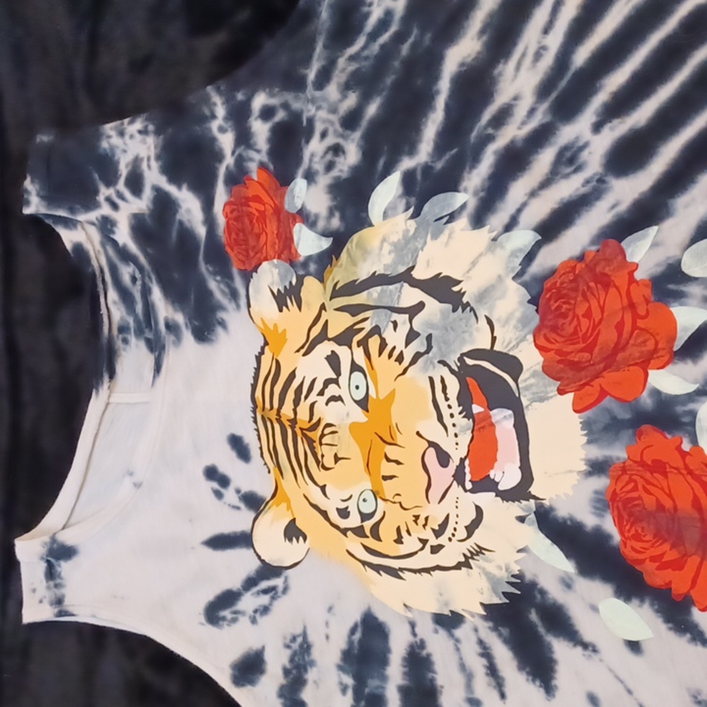 Nwot Torrid 2x super soft tye Dye tshirt with lion and roses blue and white.